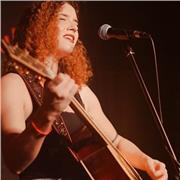 Iníciate en la guitarra de la mano de una cantautora profesional